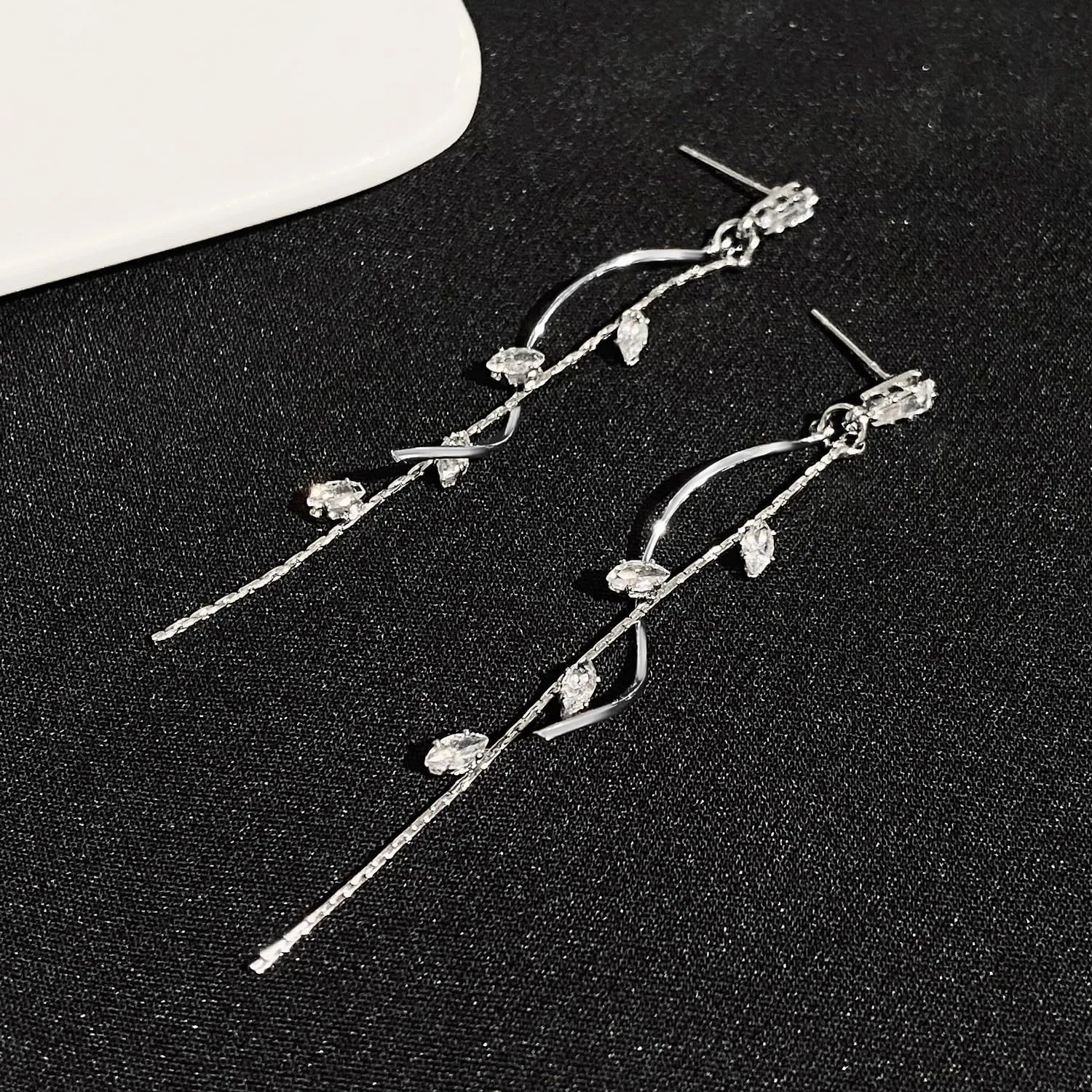 Crystal Drop Earrings for Women Bohemain Crystal Dangle Earrings Chain Threaded Dangle Earrings for Birthday Proposal Anniversary Thanksgiving Christmas Gift